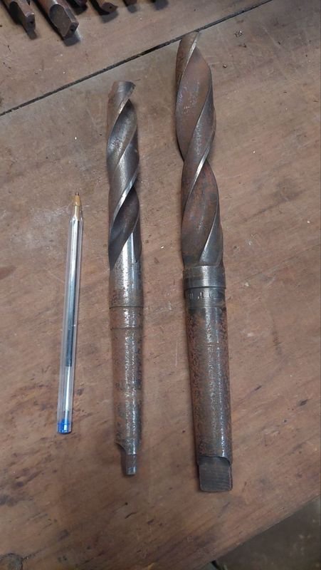 Mecanismo de metal con piezas mecánicas y herramientas - imagen 3