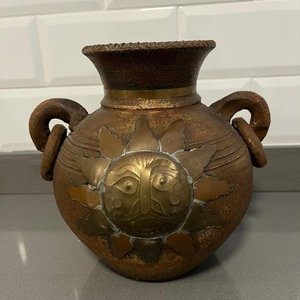 Ánfora Decorativa con Aplique de Sol en Cobre - imagen 1