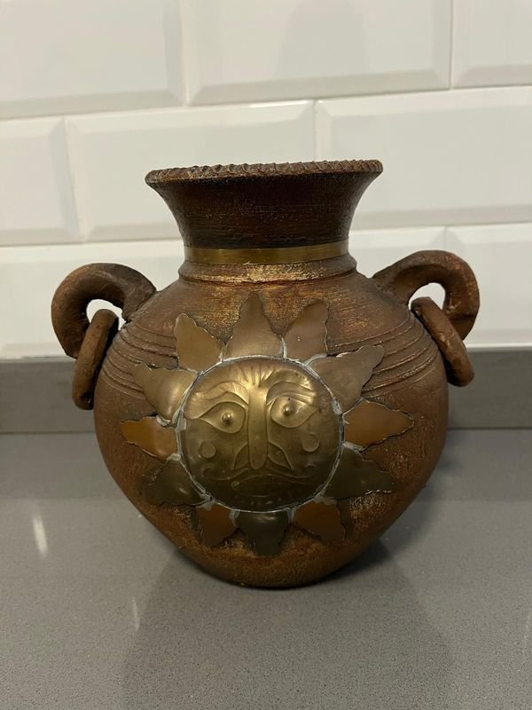 Ánfora Decorativa con Aplique de Sol en Cobre