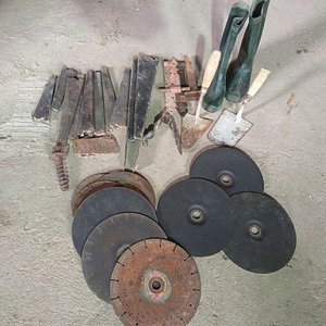 Lote de Discos de Corte, Mensulas, Herramientas y Botas de Goma - imagen 1