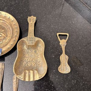 Lote de 7 Artículos de Bronce: Cucharitas, Platillo, Destapador y Cenicero - imagen 2