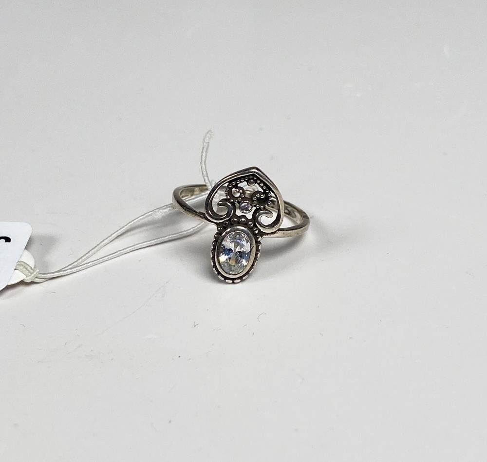 Anillo de Plata con Piedra Ovalada y Detalles Calados
