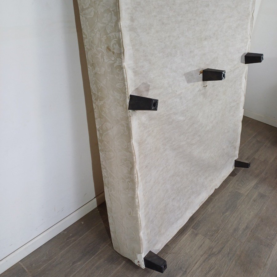 Caja para sommier con rotura en el forro y 7 patas - imagen 9