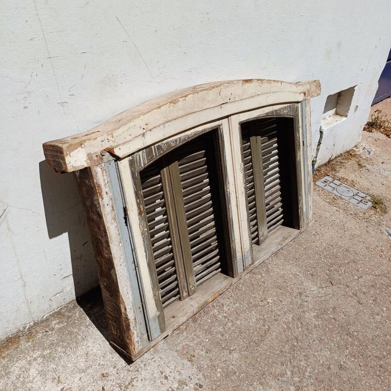 Ventana de dos hojas batientes con celosías en madera - imagen 4