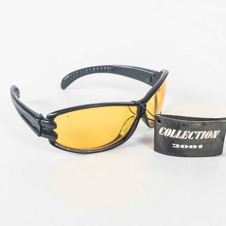 Lentes de Sol Negros con Lente Amarillo