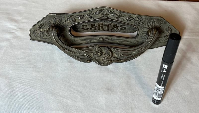 Tapa de Buzón y Manotón de Bronce Macizo Estilo Art Nouveau