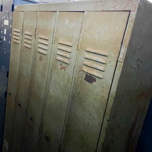 Un locker metalico cinco puertas color gris 180 x 130 x 45 cm - imagen 3