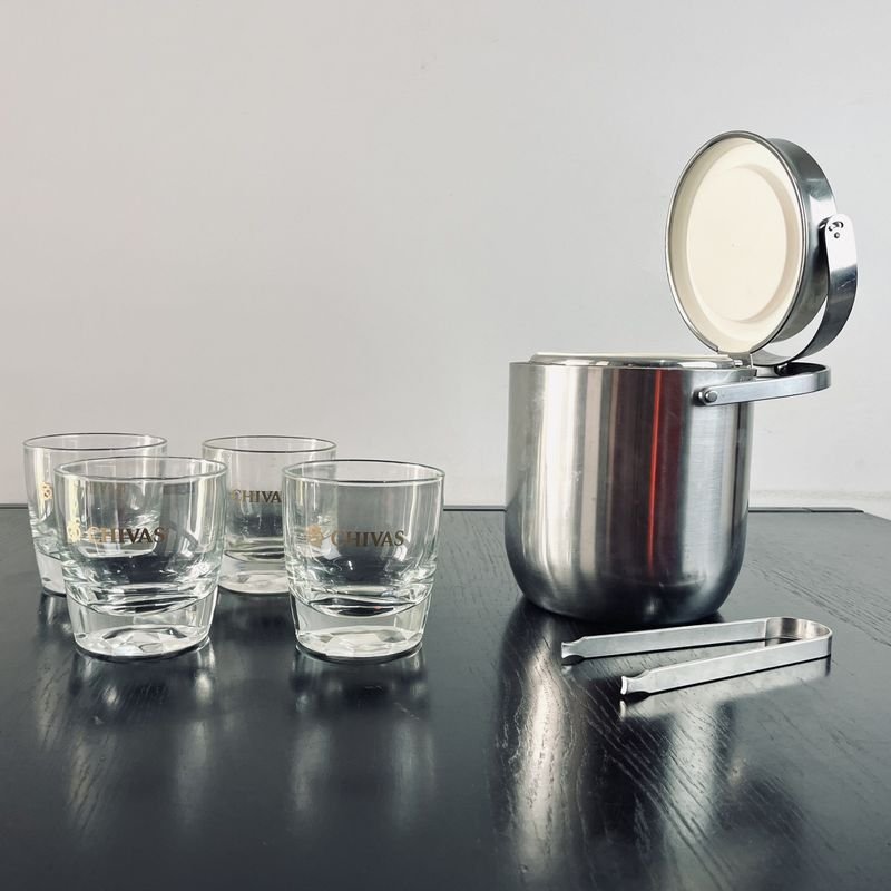Hielera en acero inoxidable pesada con asa y pinza y vasos de whisky marca Chivas - imagen 2
