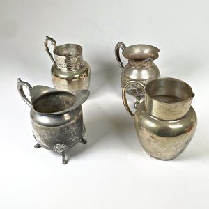 Lote siguiente: Juego de 4 Jarras de Metal Plateado con Detalles Florales