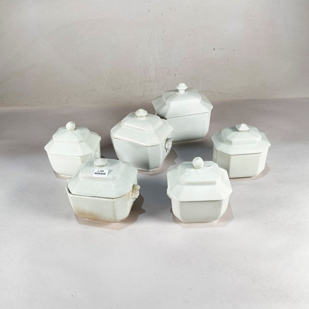 Seis Salseras de Porcelana Blanca con Tapa, Diferentes Medidas