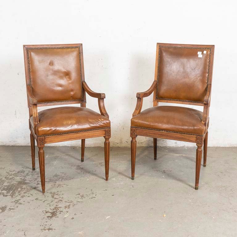 Par de Sillones Estilo Luis XVI Estructura de Madera y Tapizado de Cuero