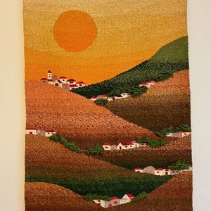 Lote siguiente: Tapiz Artesanal de Casas en la Montaña al Atardecer