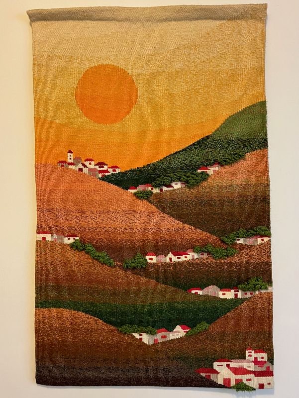 Tapiz Artesanal de Casas en la Montaña al Atardecer
