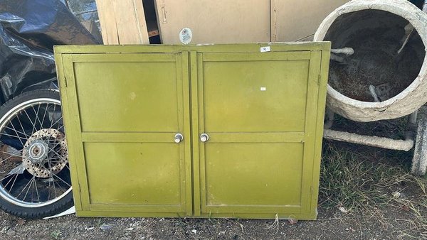 Gabinete verde de dos puertas en buen estado - imagen 2