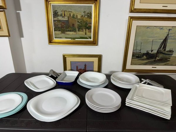 Lote siguiente: Gran lote de platos modernos en vidrio opalinado y loza