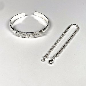 Dos Pulseras de Metal Plateado con Diseño - imagen 2