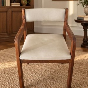 Elegante Sillón de Madera Maciza con Apoyabrazos y Tapizado Beige - imagen 2