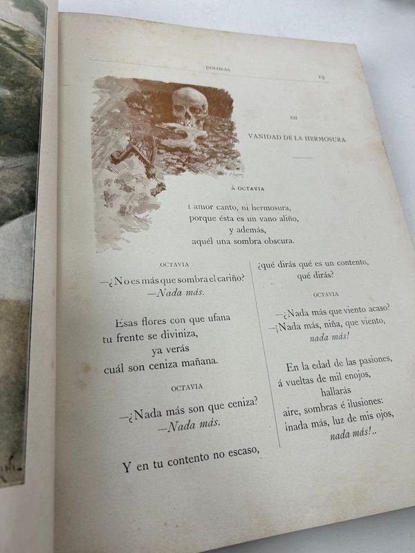 Libros de geografía y historia antiguos con escultura de mano de plata - imagen 16