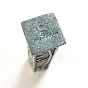 Lote de 12 Piezas Metálicas: Floreros, Lechera, Bandeja y Más - imagen 4