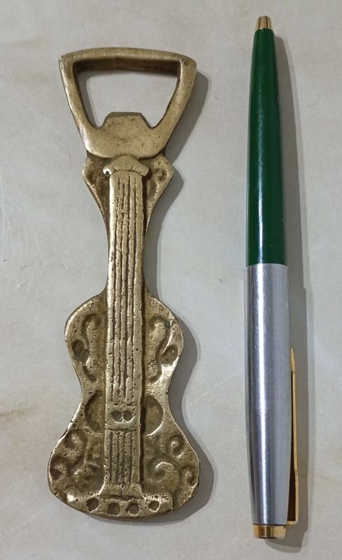 Lote siguiente: Destapador de Bronce con forma de Guitarra - Espectacular