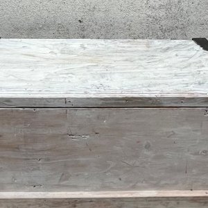 Lote siguiente: Baúl Antiguo de Madera Rústica con Herrajes Metálicos