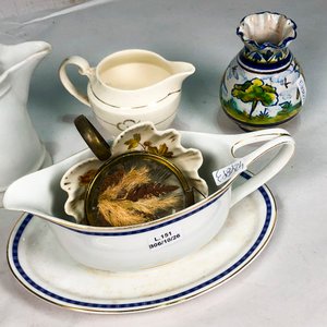 Seis piezas de porcelana inglesa: salsera, jarras y florero - imagen 4