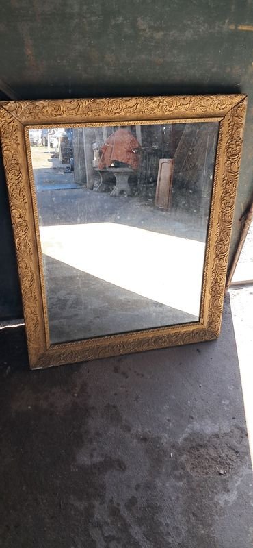 Espejo Antiguo con Marco Dorado Tallado