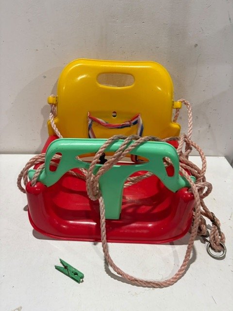 Hamaca Infantil de Plástico Roja y Amarilla con Cuerdas