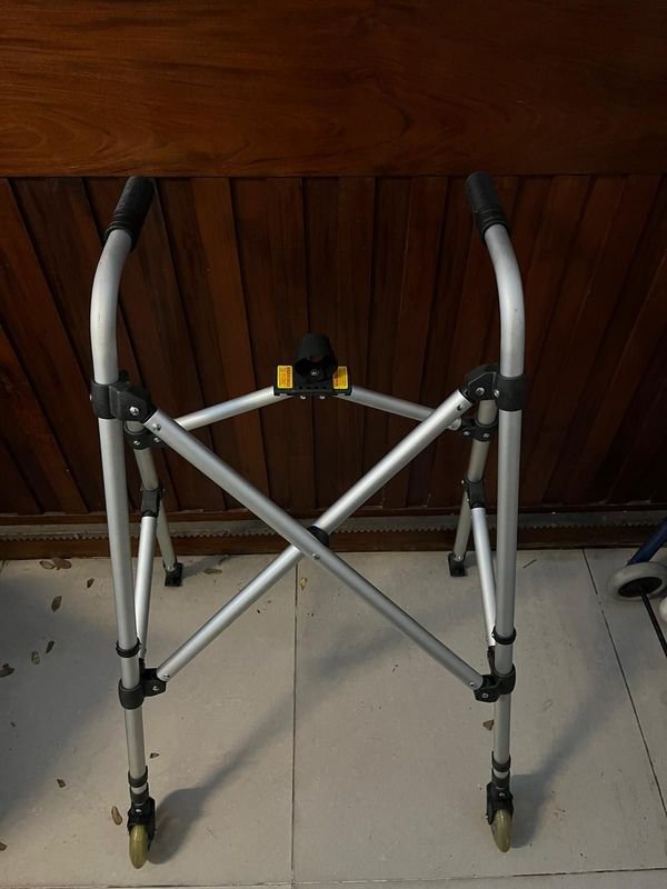 Andador Ortopédico Plegable de Aluminio con Ruedas - imagen 1