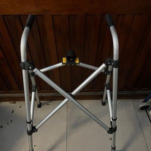 Lote siguiente: Andador Ortopédico Plegable de Aluminio con Ruedas