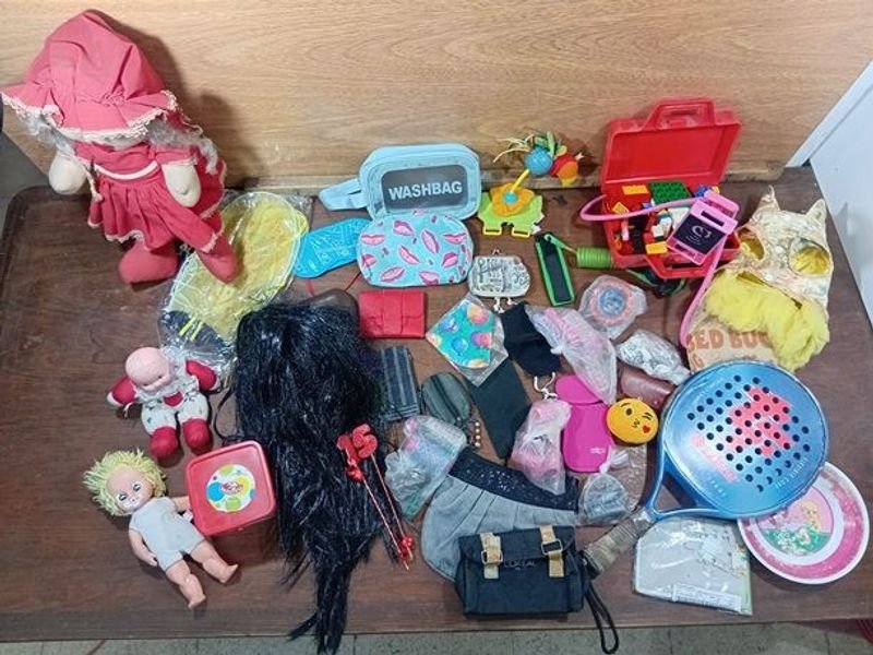 Lote Variado: Muñecas, Accesorios de Moda, Juguetes y Más