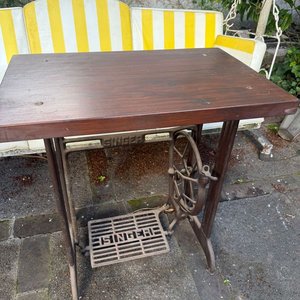 Lote siguiente: Mesa Singer de Madera y Hierro Estilo Industrial