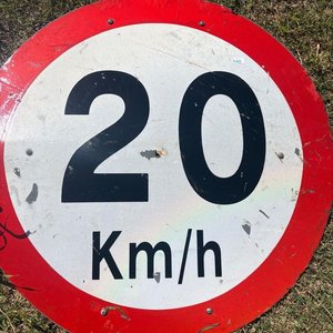 Lote siguiente: Cartel de señalización de 20 km/h