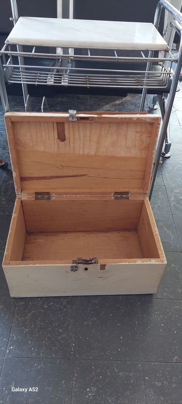 Mesa de hierro y marmol con calefactor a la vista y cajón de madera - imagen 4