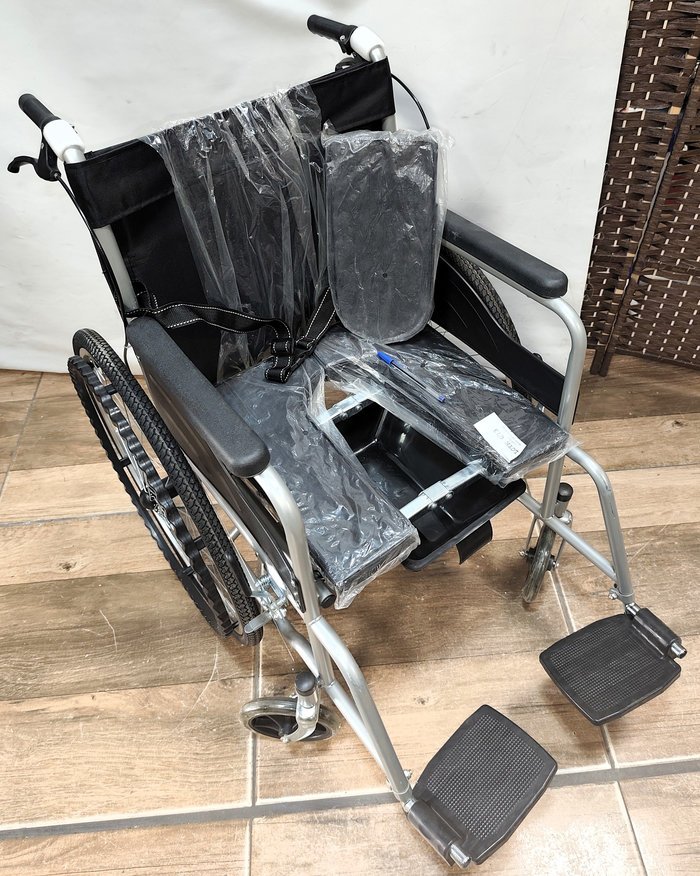 Silla de ruedas plegable con sanitario y frenos - imagen 5