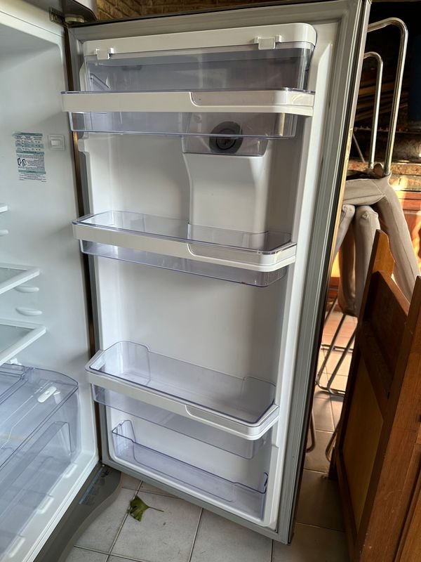 Heladera Electrolux con dispensador de agua (casi nueva) - imagen 5
