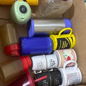 Lote siguiente: Lote de Botellas, Tazas y Recipientes Varios