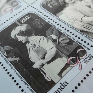Hoja Block con 9 Sellos de Uganda: 90 Aniversario de la Reina Madre (1940-1949) - imagen 2