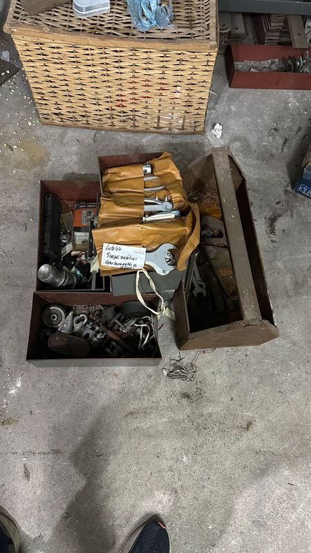 Herramientas y objetos en cajas metálicas