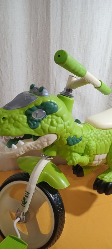 Bicicleta infantil con diseño de dinosaurio