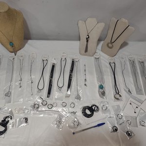 Lote de 50 Piezas de Joyería en Acero Quirúrgico: Collares, Aros y Pulseras Nuevas - imagen 1