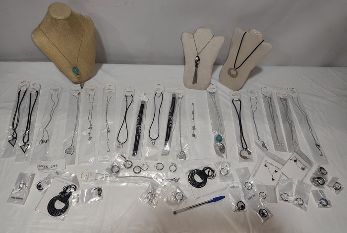 Lote de 50 Piezas de Joyería en Acero Quirúrgico: Collares, Aros y Pulseras Nuevas