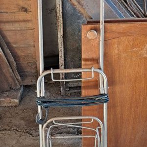 Lote siguiente: Carro para Garrafa con Ruedas y Dos Puertas de Placard de Madera