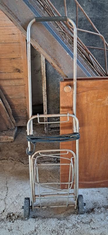 Carro para Garrafa con Ruedas y Dos Puertas de Placard de Madera