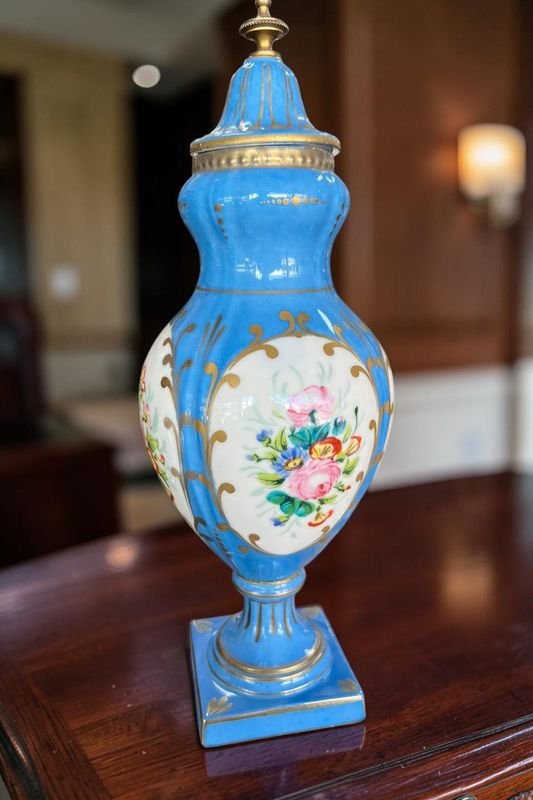 Ánfora Antigua de Porcelana Azul con Flores Pintadas a Mano y Detalles Dorados - imagen 1