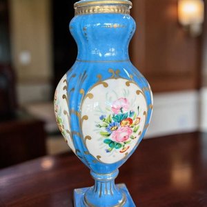 Ánfora Antigua de Porcelana Azul con Flores Pintadas a Mano y Detalles Dorados - imagen 1