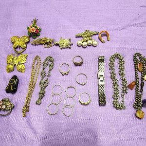 Lote anterior: Lote de Bisutería Variada: Broches, Collares, Anillos y Pulseras