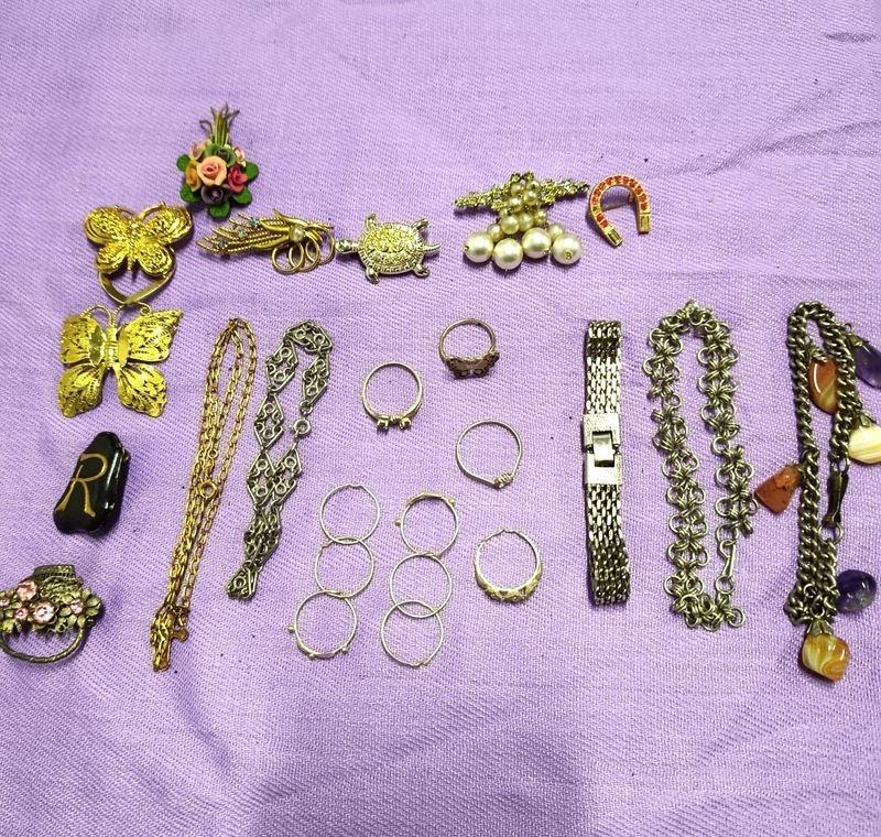 Lote de Bisutería Variada: Broches, Collares, Anillos y Pulseras