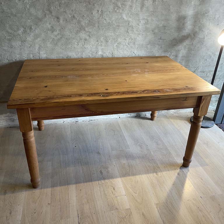 Lote anterior: Mesa de comedor de pinotea - Medidas: 150x98x79cm