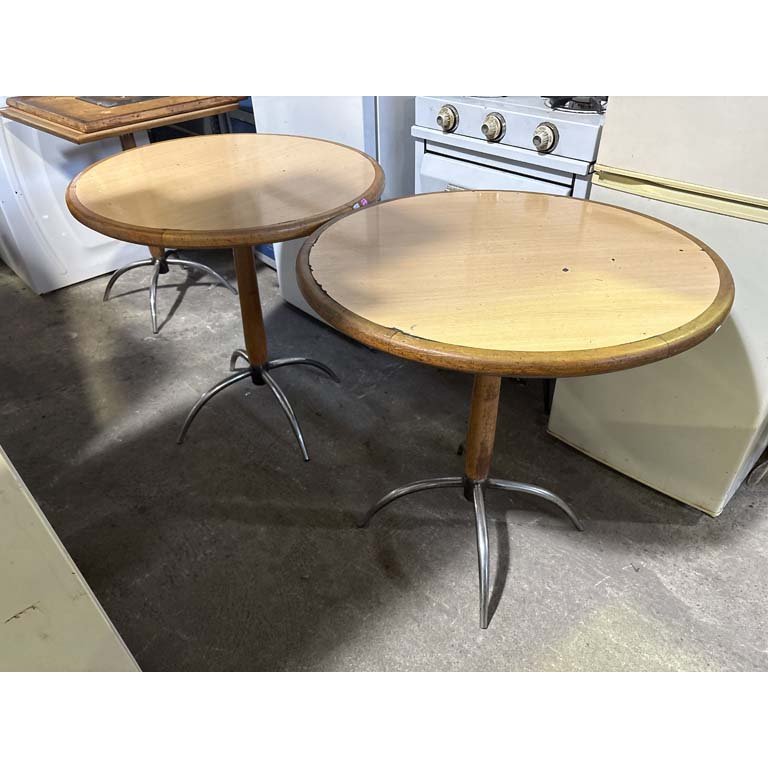 Lote siguiente: Mesa bar redonda de madera con patas de hierro y cascaduras en la tapa
